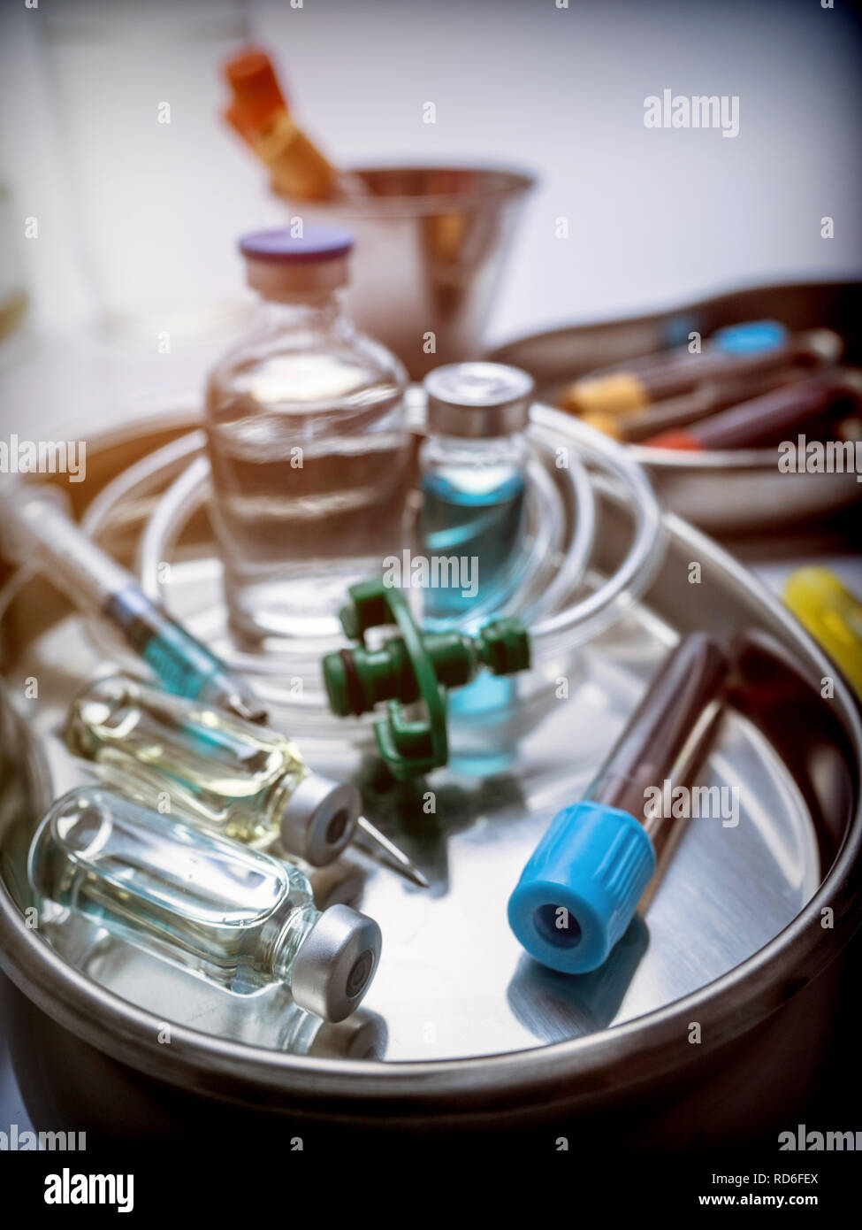 Parecchie fiale e campione di sangue in un vassoio di metallo immagine concettuale Foto Stock