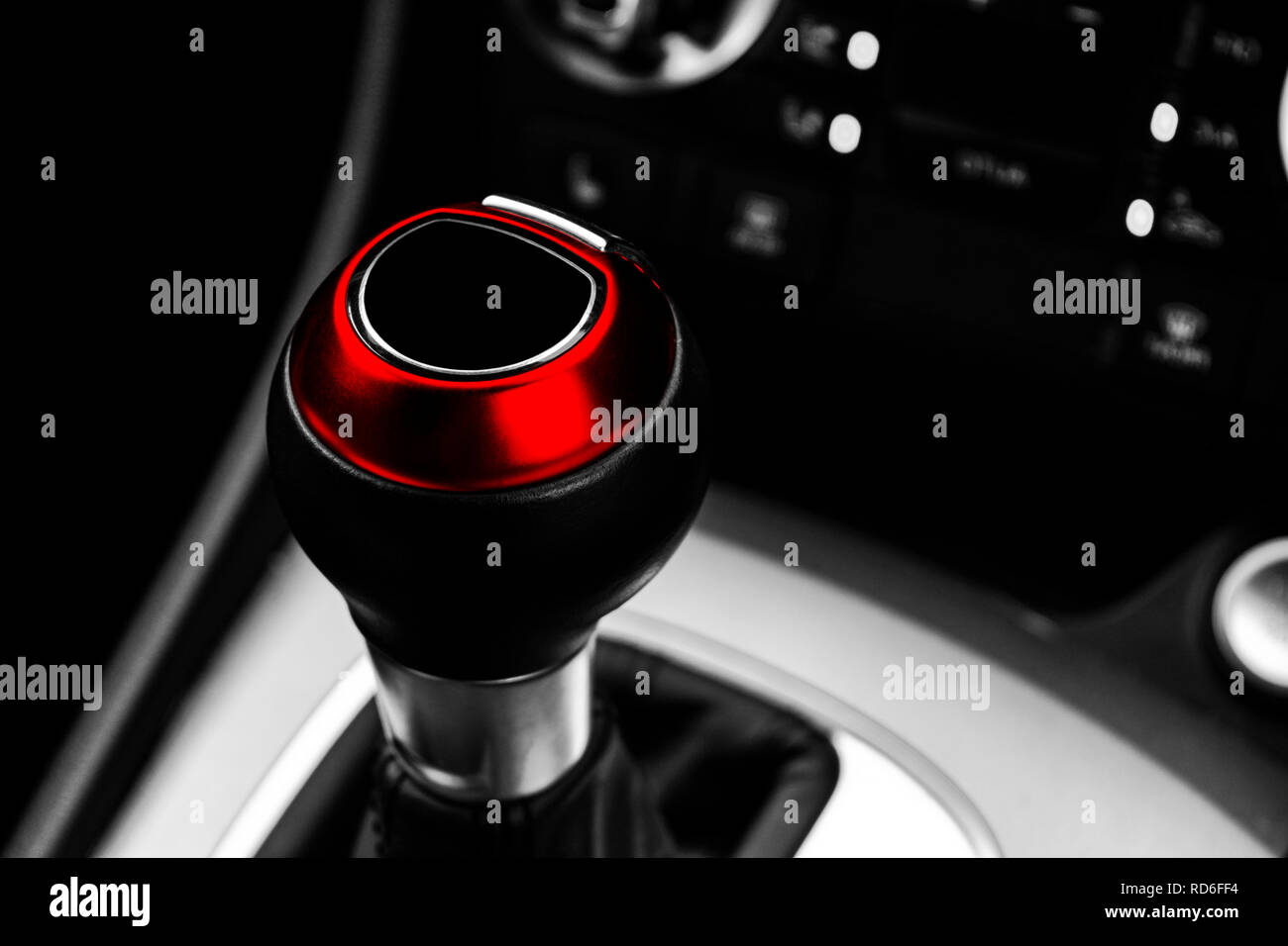 Vista ravvicinata di un rosso leva del cambio turno. Cambio manuale. Auto dettagli interni. La trasmissione auto. Illuminazione soffusa. Vista astratta. Dettagli macchina Foto Stock