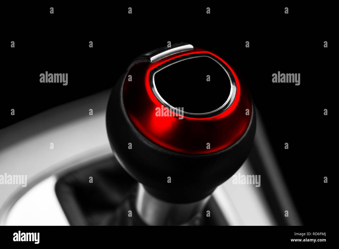 Vista ravvicinata di un rosso leva del cambio turno. Cambio manuale. Auto dettagli interni. La trasmissione auto. Illuminazione soffusa. Vista astratta. Dettagli macchina Foto Stock