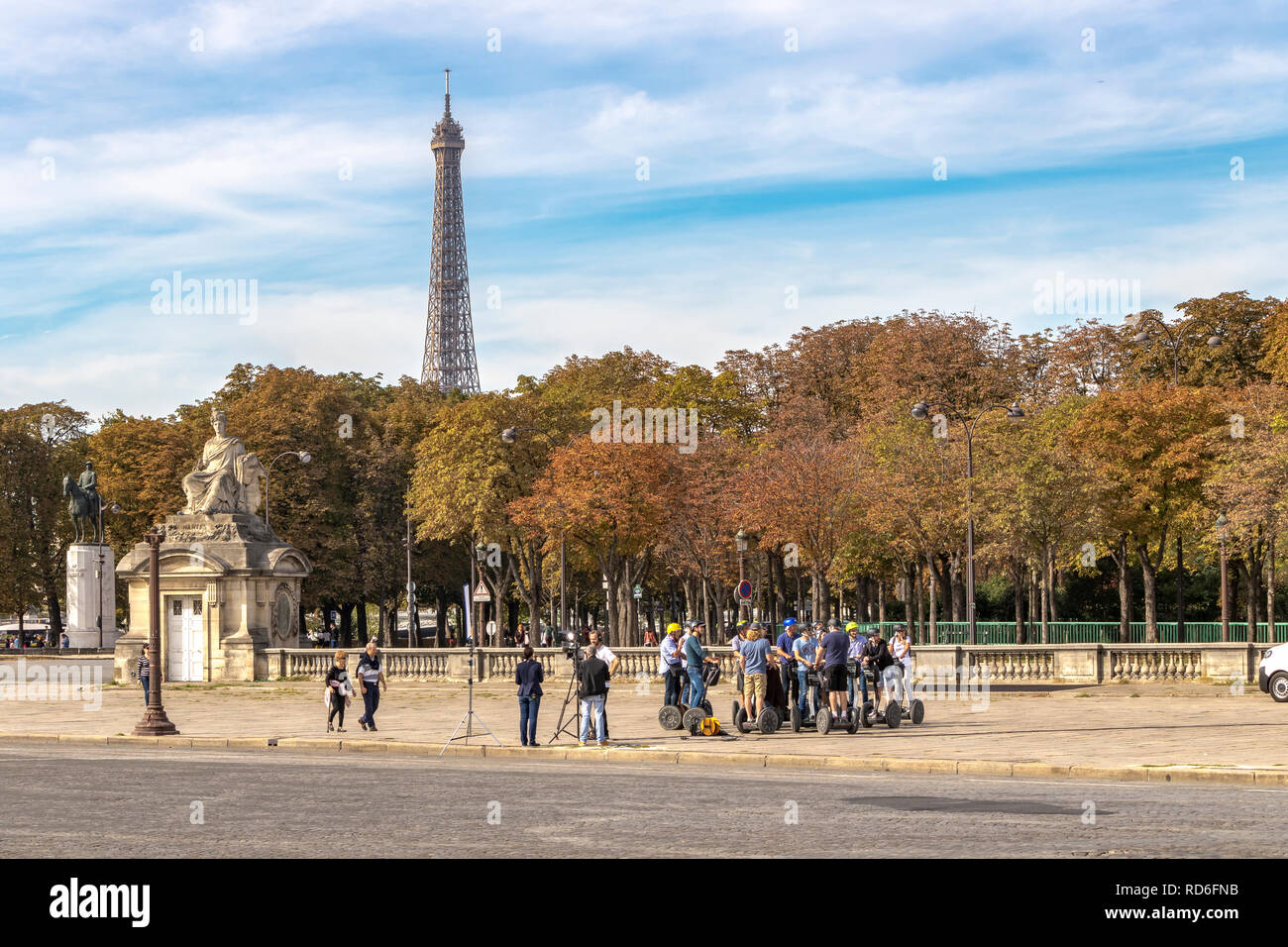 Un gruppo di tour Segway equitazione la fermata per un riposo sulla Place de la Concorde con la Torre Eiffel a distanza , paris , France Foto Stock