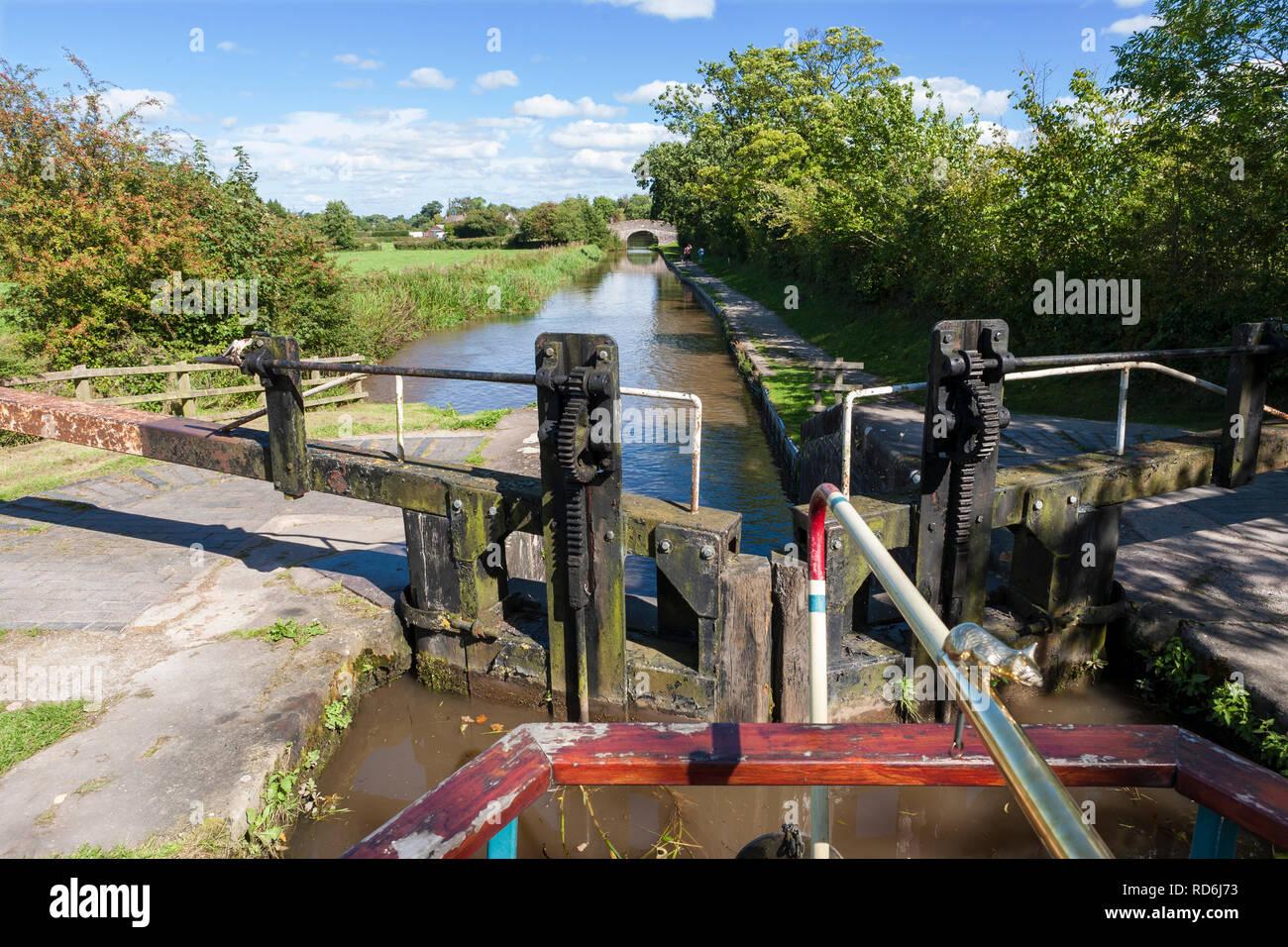 Un narrowboat in Swanley No.1 serratura, Llangollen Canal, Cheshire, Inghilterra, Regno Unito Foto Stock
