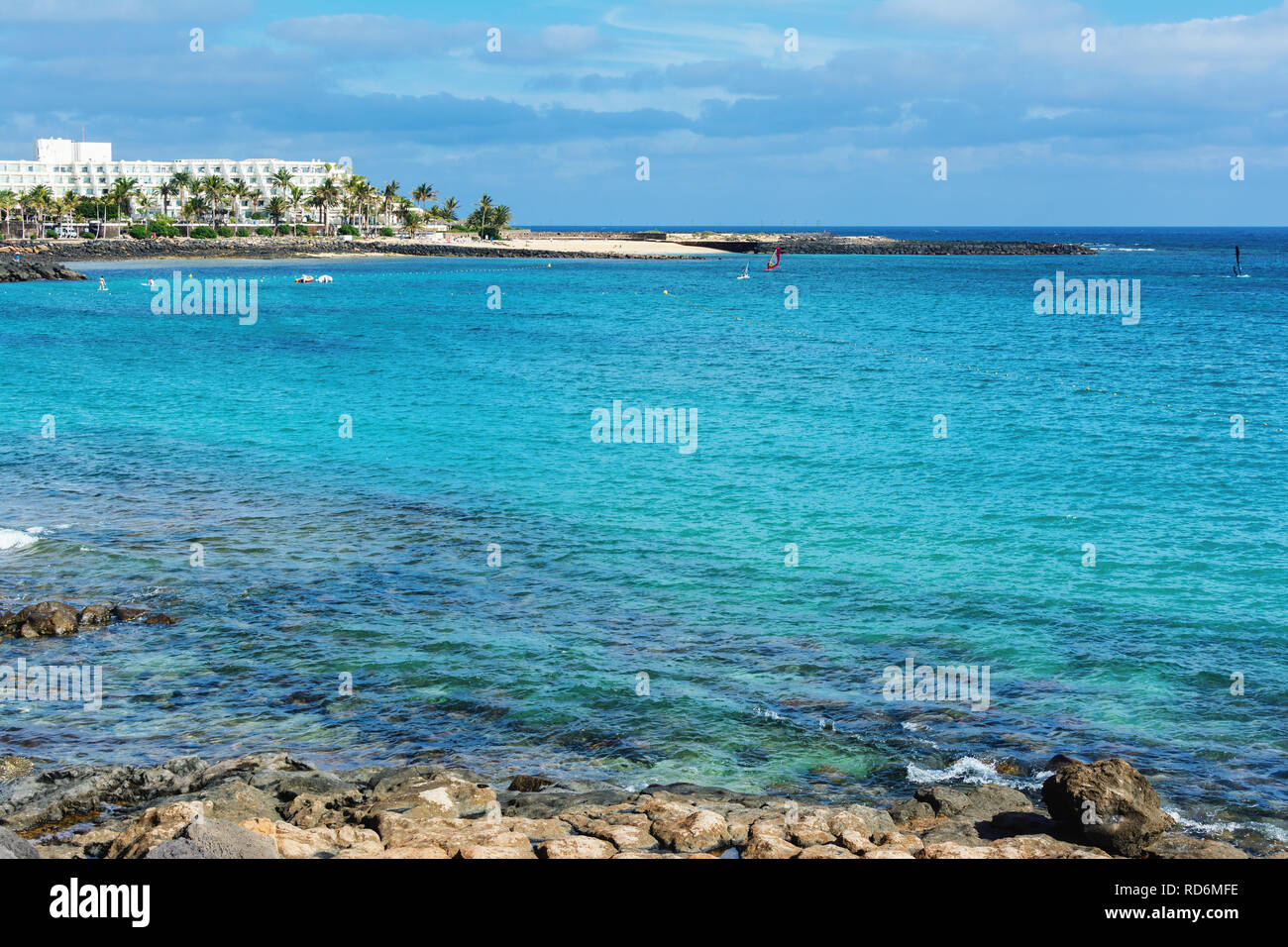 Vista della Playa de Las Cucharas beach in Costa Teguise, Lanzarote, Spagna, acque turchesi e messa a fuoco selettiva Foto Stock