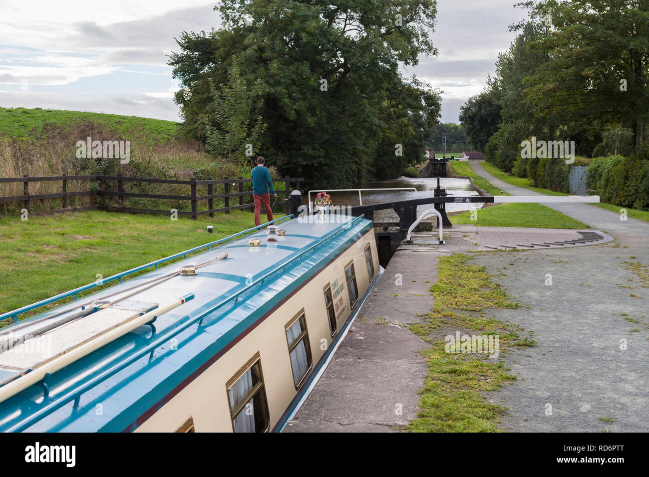 Narrowboat in Grindley Brook Lock n. 15, Llangollen Canal, Shropshire, Inghilterra, modello rilasciato Foto Stock