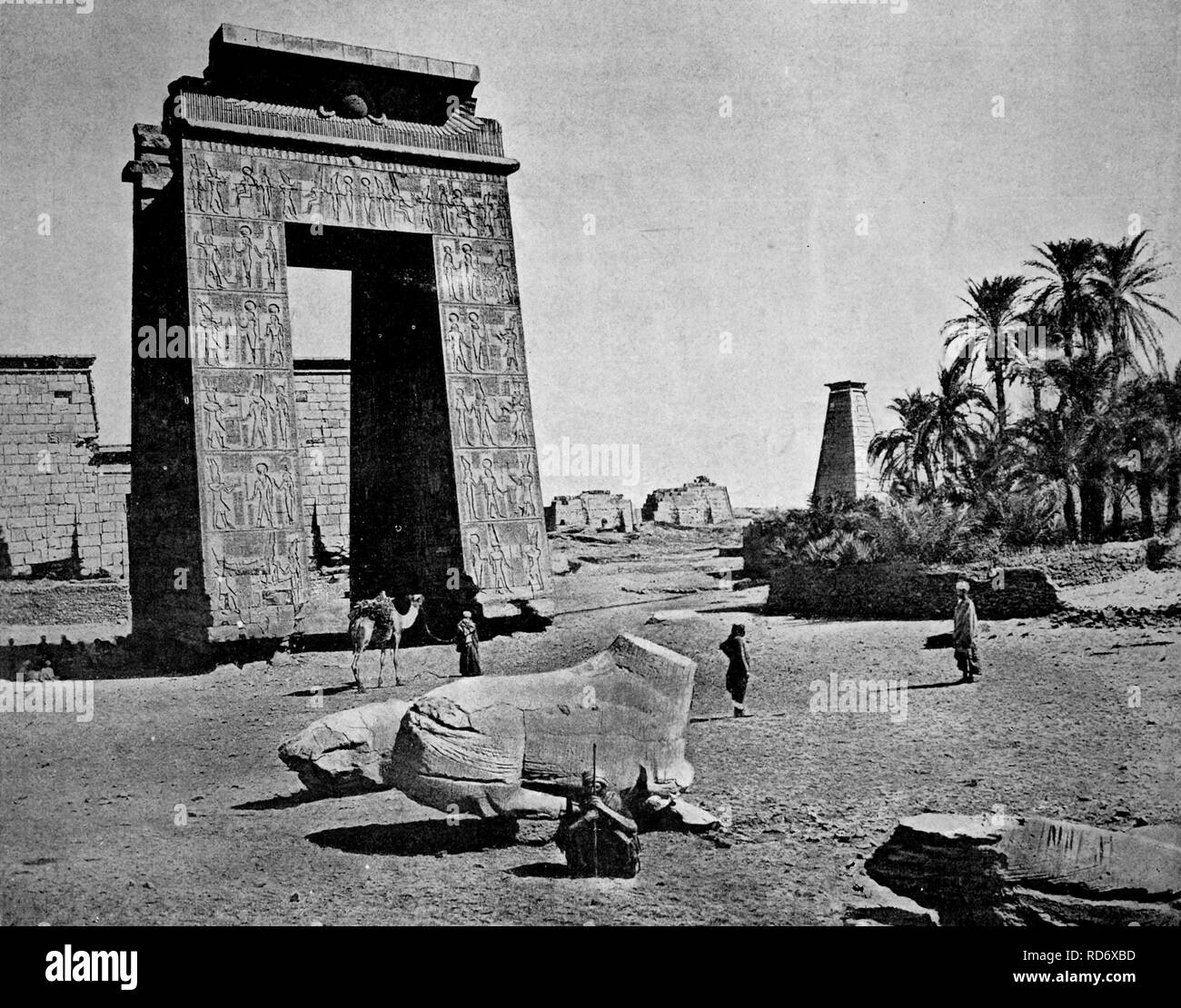 Autotype precoce delle rovine dei templi di Karnak a Tebe, Egitto, 1880 Foto Stock