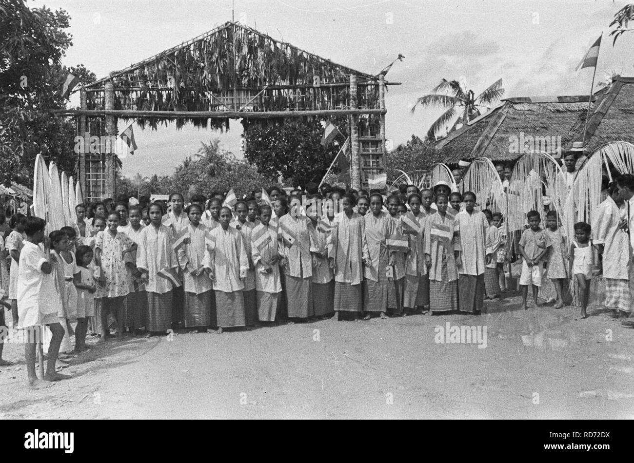 Di Ambon. Ontvangst christelijke negorij. Feestelijk welkom voor Dr. C.P.M. Romme. , Bestanddeelnr 138-4-6. Foto Stock