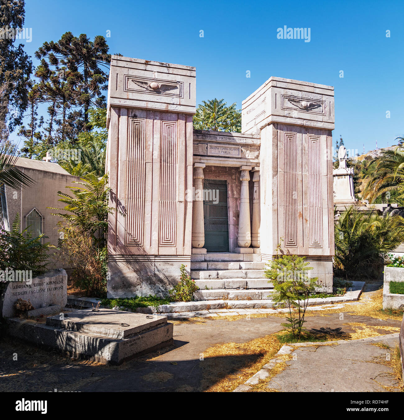 Stile egiziano tomba al cimitero di Santiago - Santiago del Cile Foto Stock