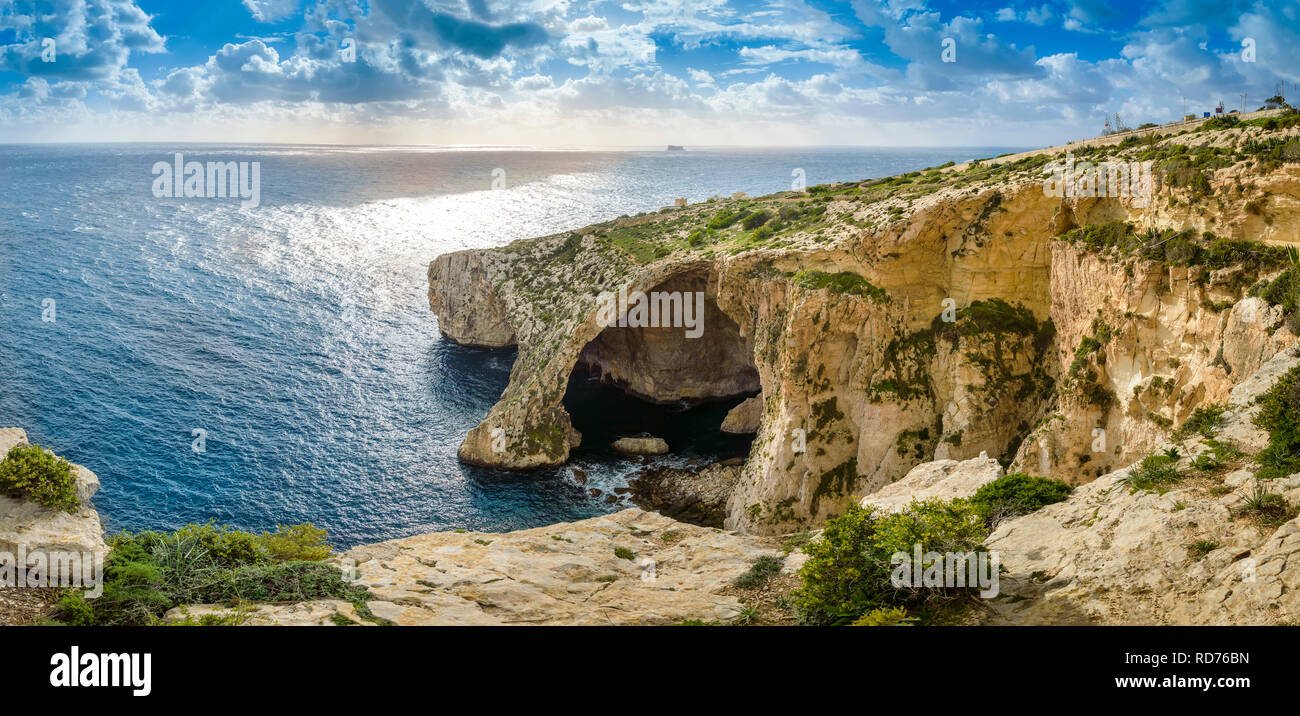 Blue Grotto, Malta. Pietra naturale arch e grotte marine. Fantastica vista sul mare isola di Malta. Foto Stock