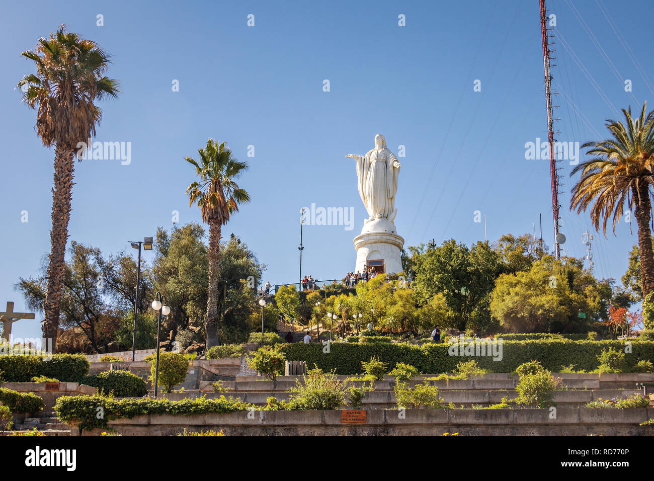 Statua della Vergine sulla cima della collina di San Cristobal - Santiago del Cile Foto Stock Statua della Vergine sulla cima della collina di San Cristobal - Santiago del Cile Foto Stock