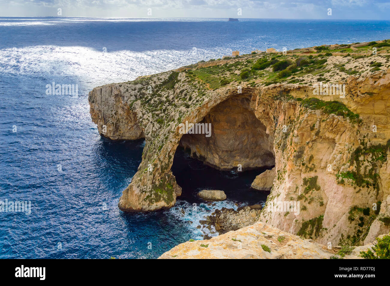 Blue Grotto, Malta. Pietra naturale arch e grotte marine. Fantastica vista sul mare isola di Malta. Foto Stock