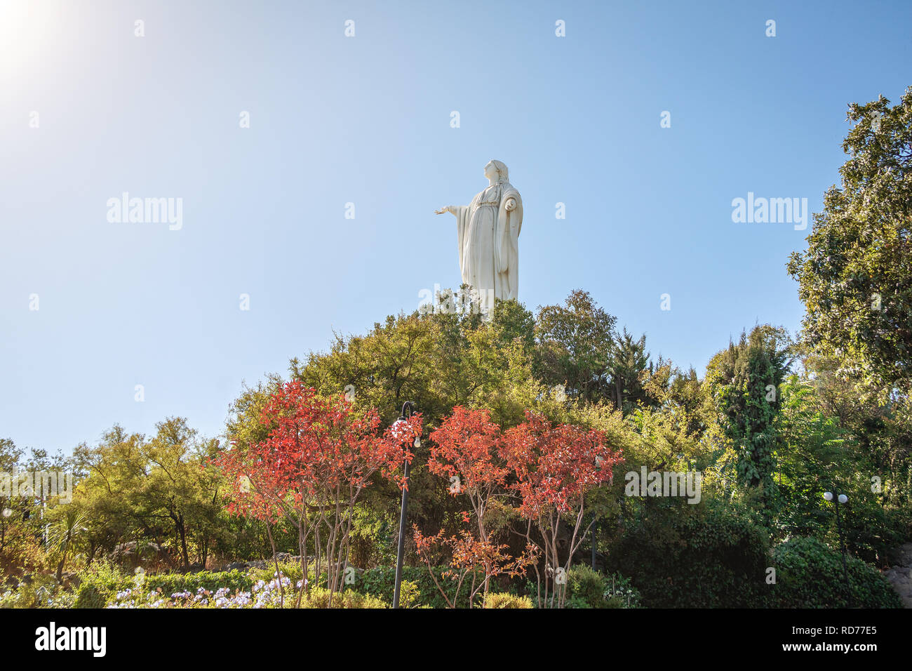 Statua della Vergine sulla cima della collina di San Cristobal - Santiago del Cile Foto Stock Statua della Vergine sulla cima della collina di San Cristobal - Santiago del Cile Foto Stock