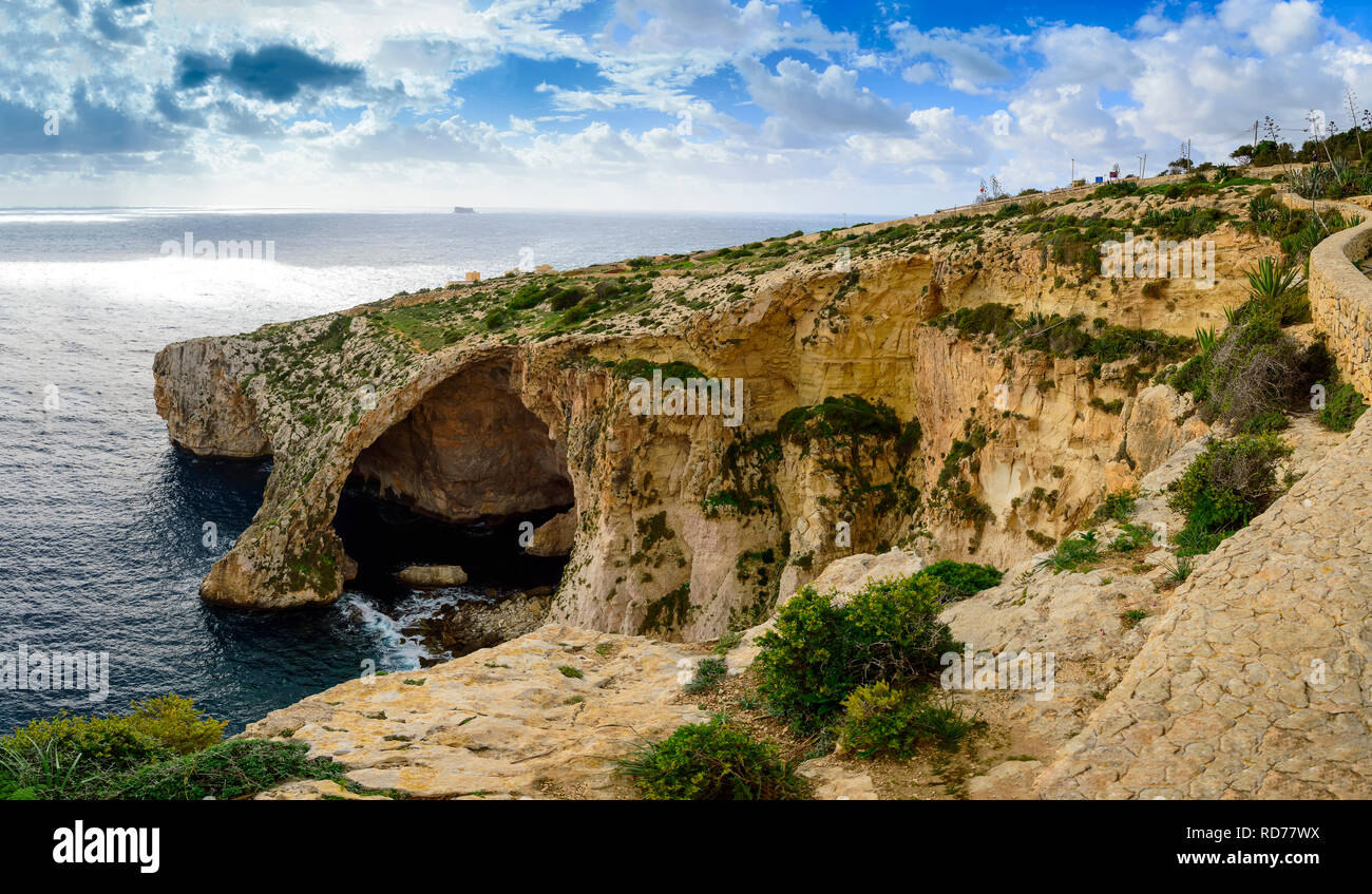 Blue Grotto, Malta. Pietra naturale arch e grotte marine. Fantastica vista sul mare isola di Malta. Foto Stock