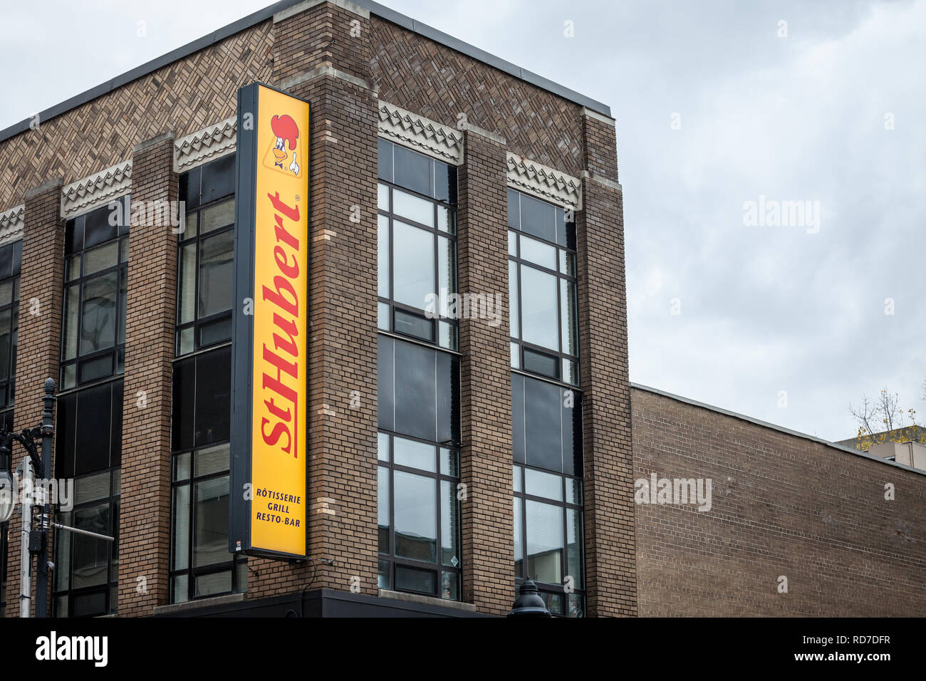 MONTREAL, Canada - 8 Novembre 2018: St Hubert logo, di fronte al loro ristorante locale a Montreal, in Quebec. Saint Hubert è un Quebec catena canadese o Foto Stock