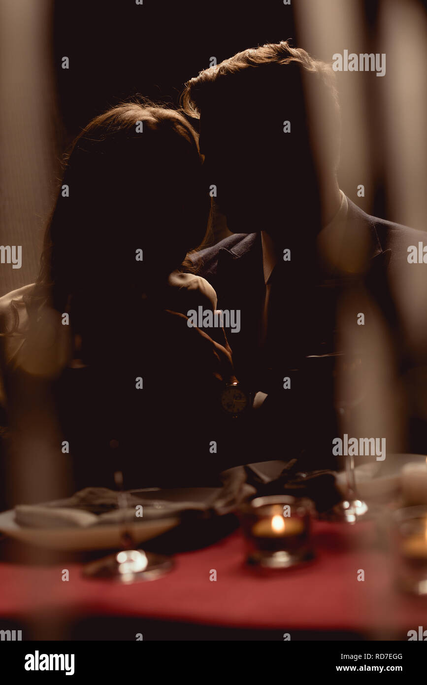 Silhouette di coppia durante la data romantica nel ristorante Foto Stock