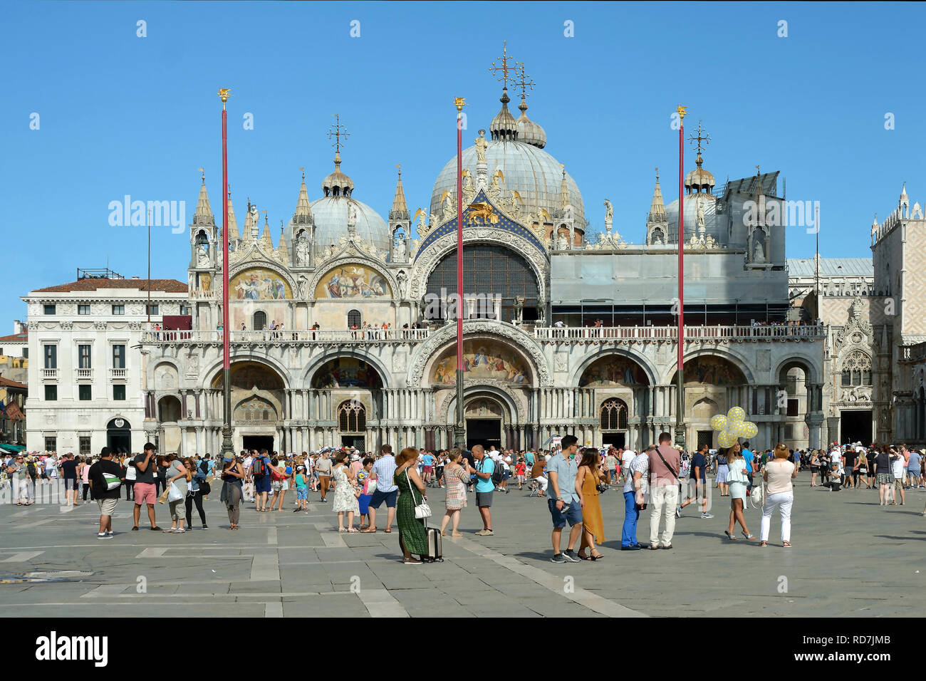 Turisti in Piazza San Marco di fronte alla Basilica di San Marco di Venezia - Italia. Foto Stock