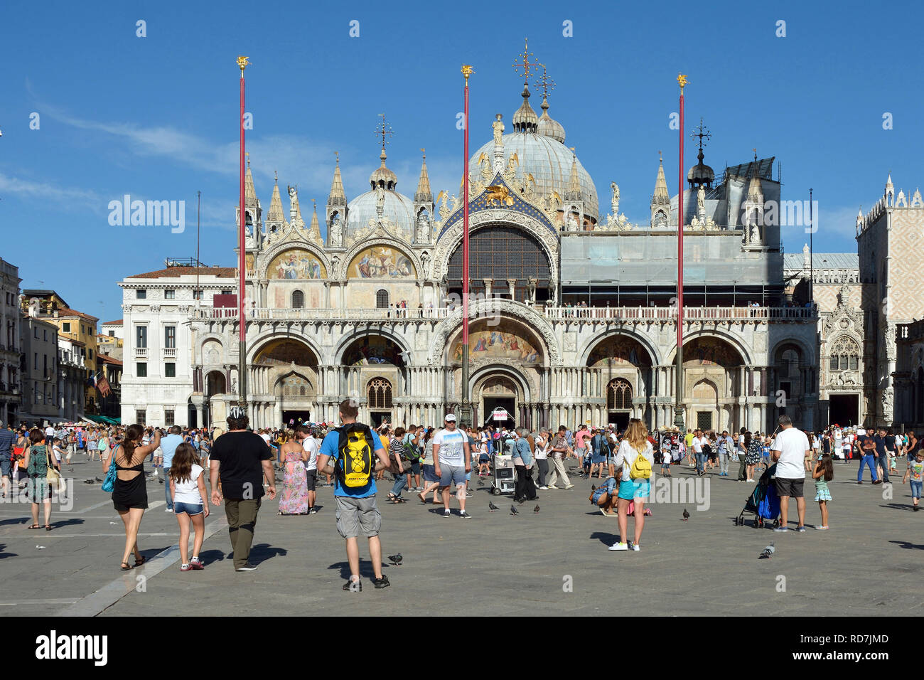 Turisti in Piazza San Marco di fronte alla Basilica di San Marco di Venezia - Italia. Foto Stock