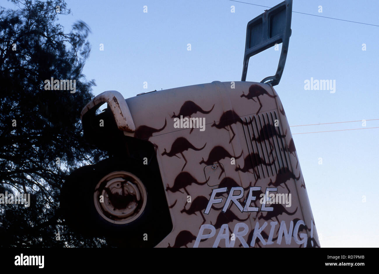 Parcheggio gratuito segno su un vecchio over-BUS girato coperti con immagini di canguro, SILVERTON, OUTBACK Nuovo Galles del Sud, Australia Foto Stock