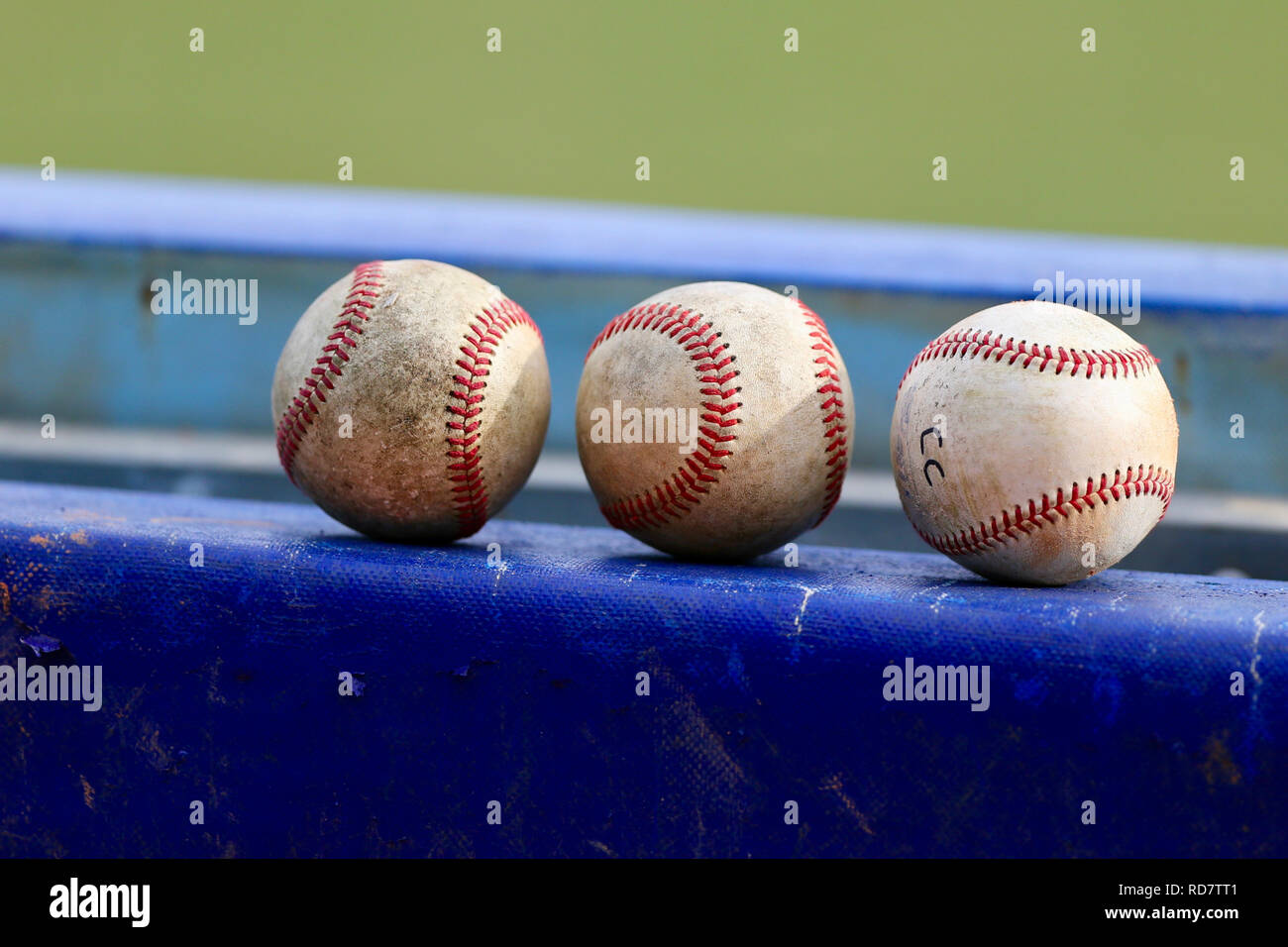 Tre baseballs seduto sulla recinzione piroga Foto Stock