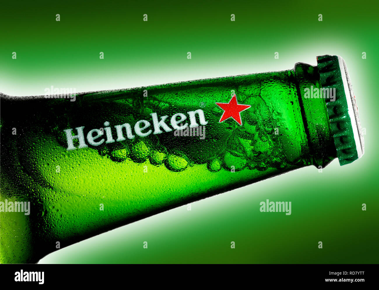 Close up della bottiglia di Heineken, sfondo verde Foto Stock