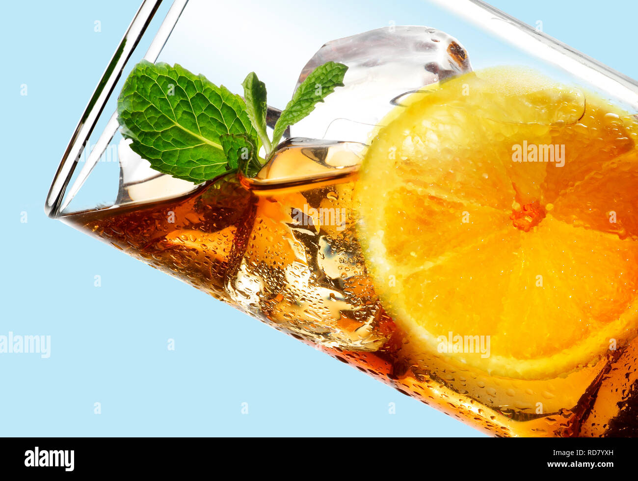 Tagliato vicino la immagine di un cocktail con menta, studio shot Foto Stock