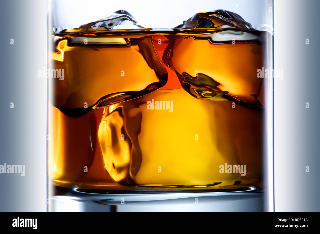 Tagliato in prossimità di un bicchiere di whiskey con ghiaccio Foto Stock