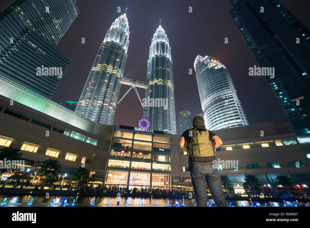 Giovane uomo asiatico traveler indossa casual con zaino borsa Ammirate incredibile weekend. Guardando lontano alla costruzione di Kuala Lumpur in Malesia. Asia Foto Stock