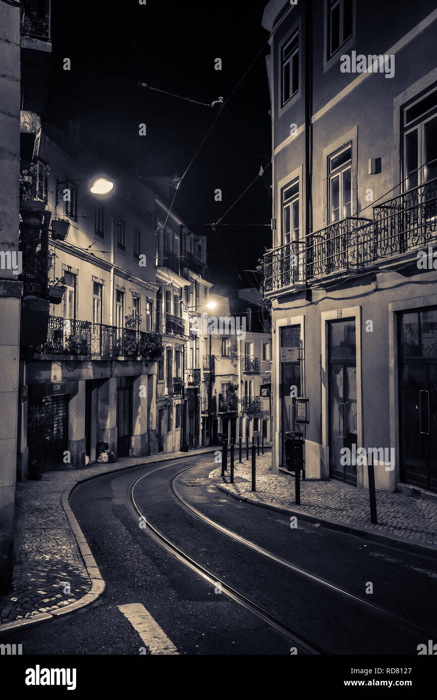 Via Rua Poias de Sao Bento di notte a Lisbona, Portogallo Foto Stock