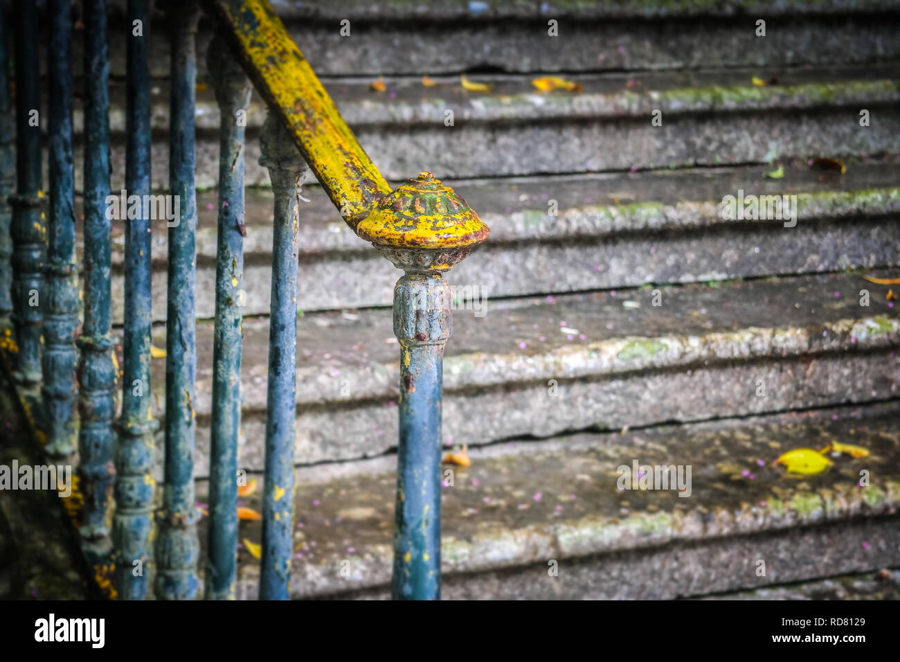 Corrimano giallo resistente agli agenti atmosferici sulle scale a Palácio do Monteiro-Mor, Lisbona, Portogallo - dettaglio architettonico antico con vernice sbucciante Foto Stock