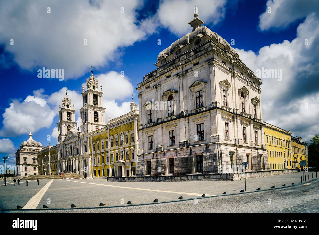 Palazzo Nazionale di Mafra, Portogallo. Complesso reale grande barocco e neoclassico con basilica e torri gemelle sotto un cielo blu. Patrimonio mondiale dell'UNESCO. Foto Stock