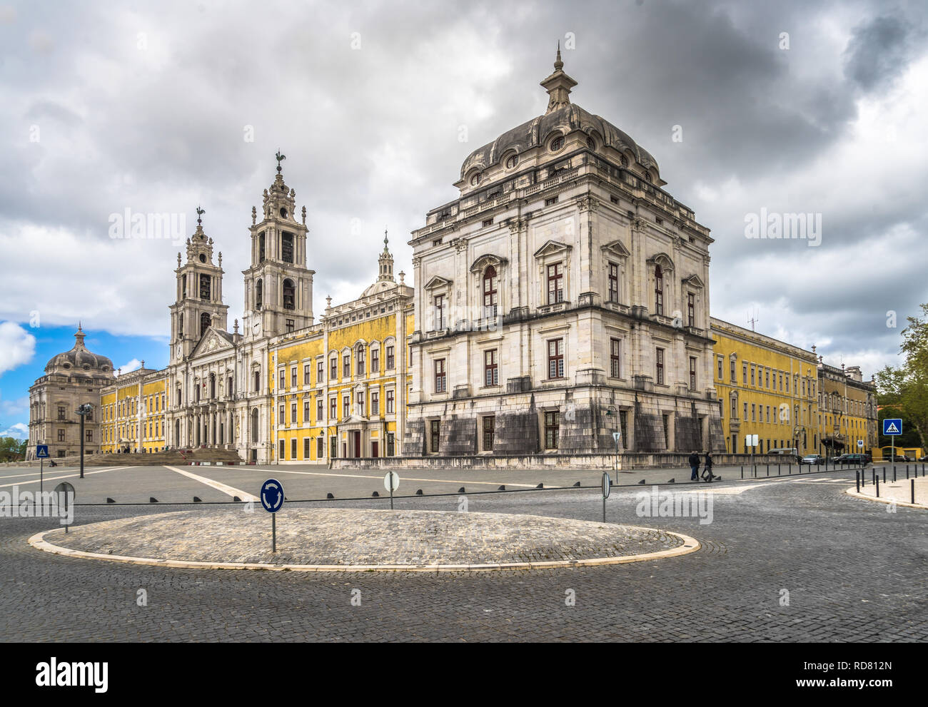 Palazzo Nazionale di Mafra, Portogallo. Complesso reale grande barocco e neoclassico con basilica e torri gemelle sotto un cielo blu. Patrimonio mondiale dell'UNESCO. Foto Stock