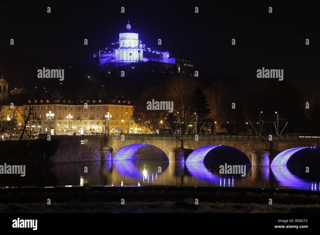 Scena notturna del ponte sul Po e la chiesa della Gran Madre. Sullo sfondo la chiesa del Monte dei Cappuccini illuminato in blu Foto Stock