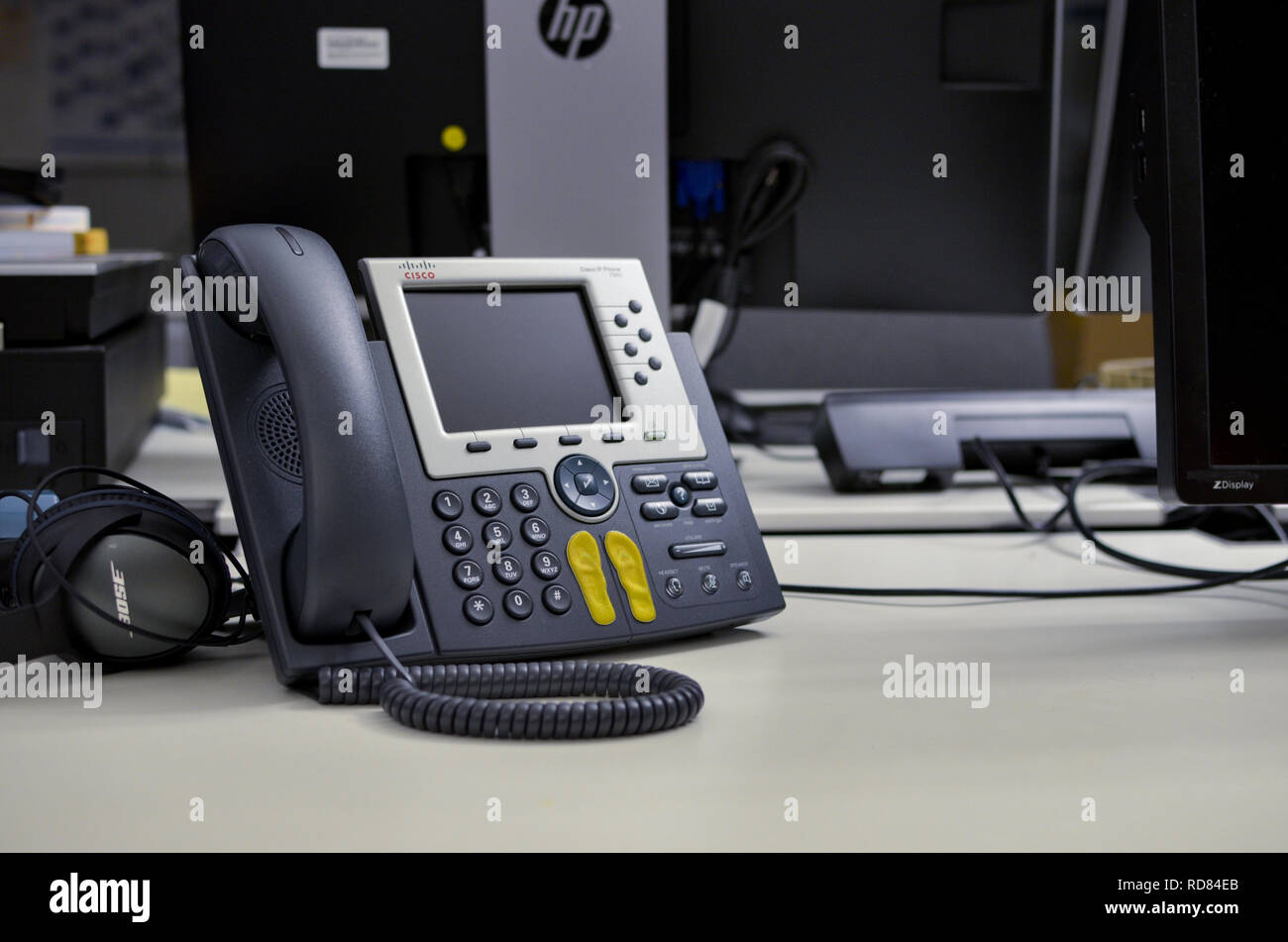 Il telefono sulla scrivania in un ufficio Foto Stock