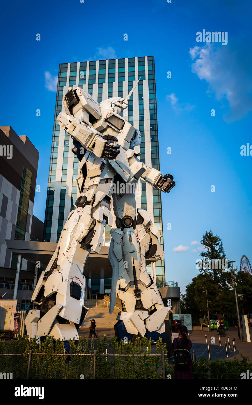 Tokyo, Giappone - 18 Ottobre 2018: full-size mobile suit RX-0 Unicorn Gundam spettacoli al subacqueo City Plaza Tokyo da famosi anime Robot Franchising th Foto Stock