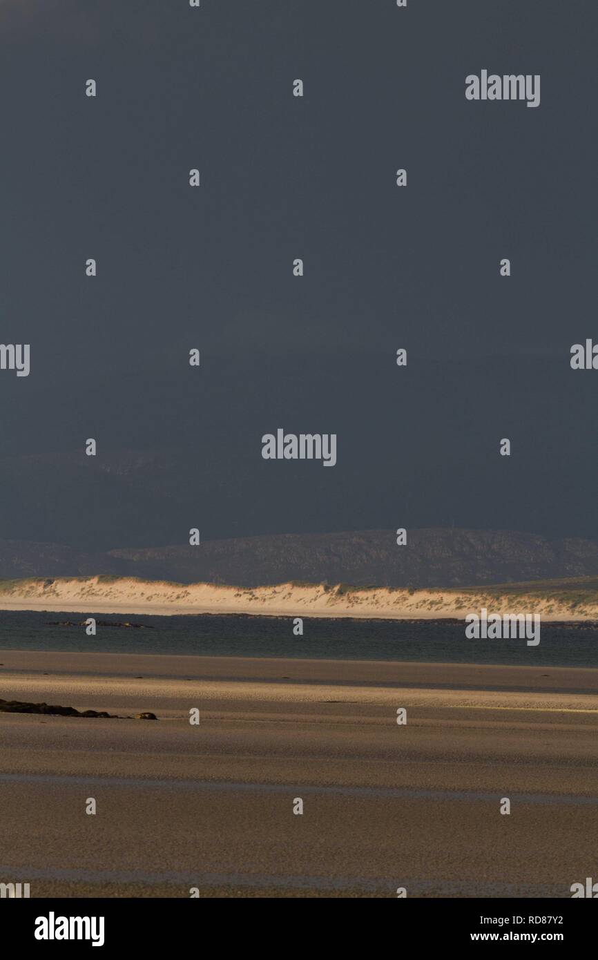 Banchi di sabbia e inter terra di marea guardando a nord dalla norma SOLAS machir ,habitat ideale per piccoli Sterne Foto Stock