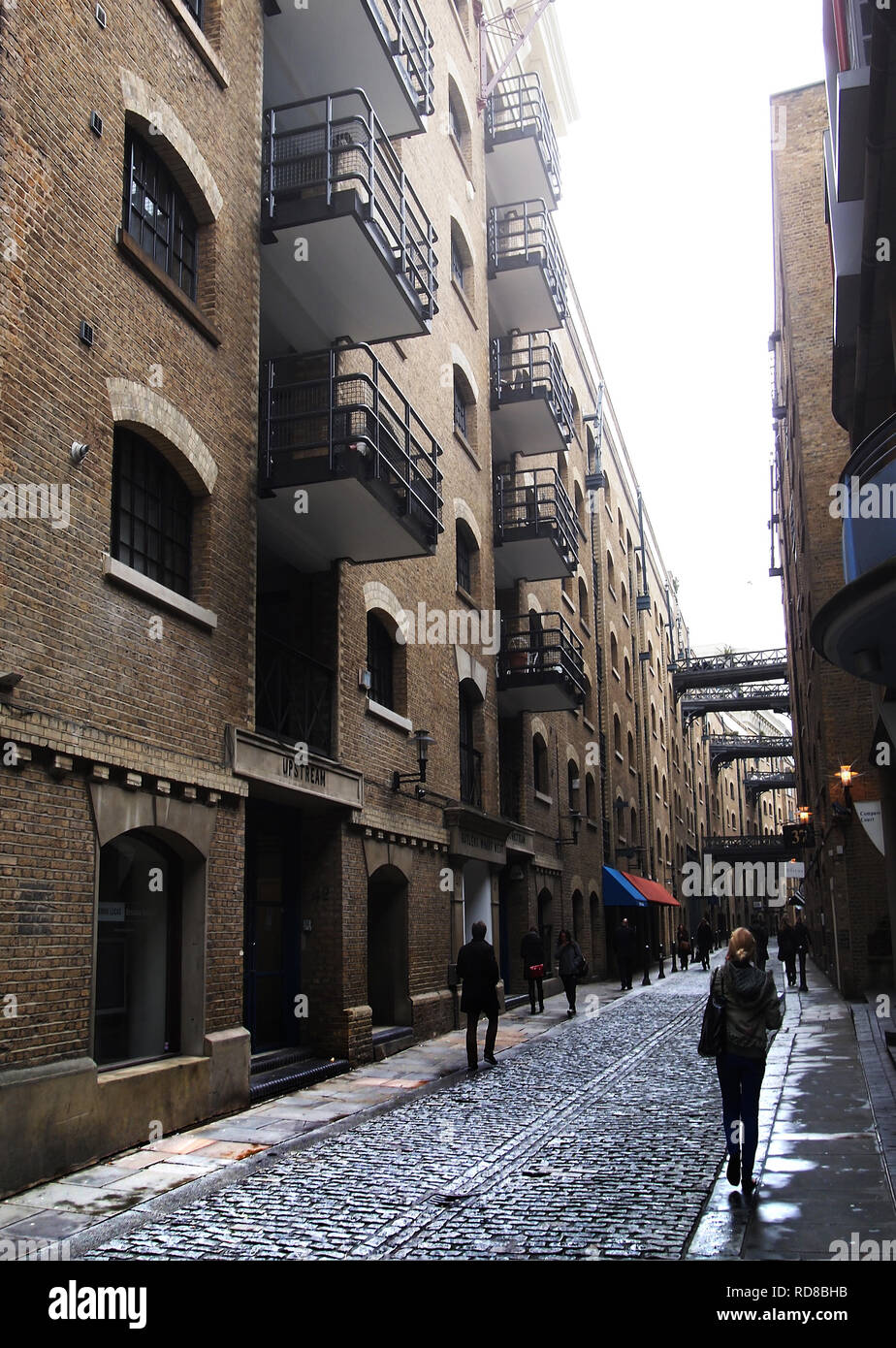 Londra, Inghilterra, l'Europa, porto, Docklands, appartamenti, scena di strada con ponti e ciottoli Foto Stock