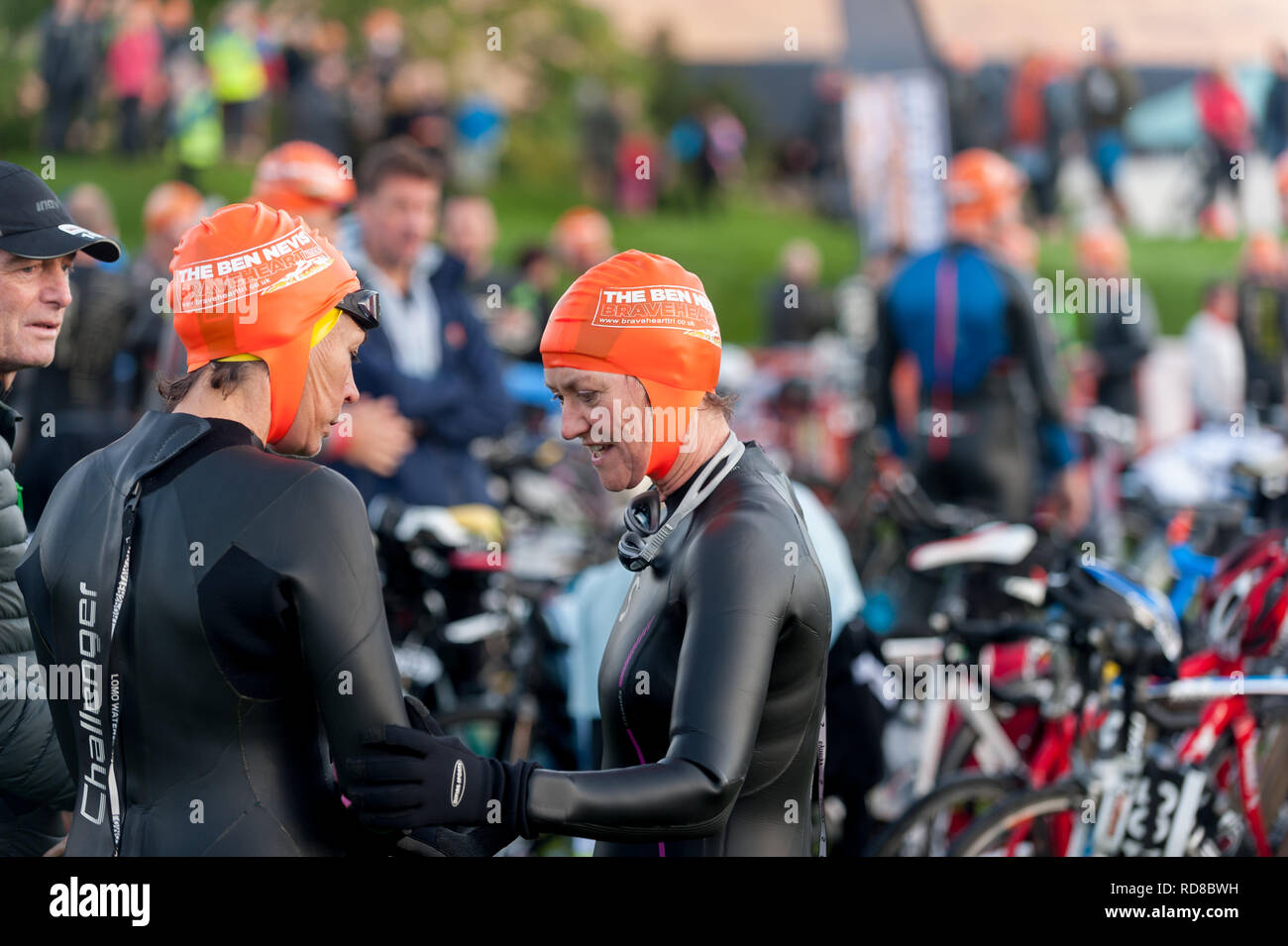 Nuotatori pronti per avviare il Ben Nevis triathlon in loch Linnhe Foto Stock