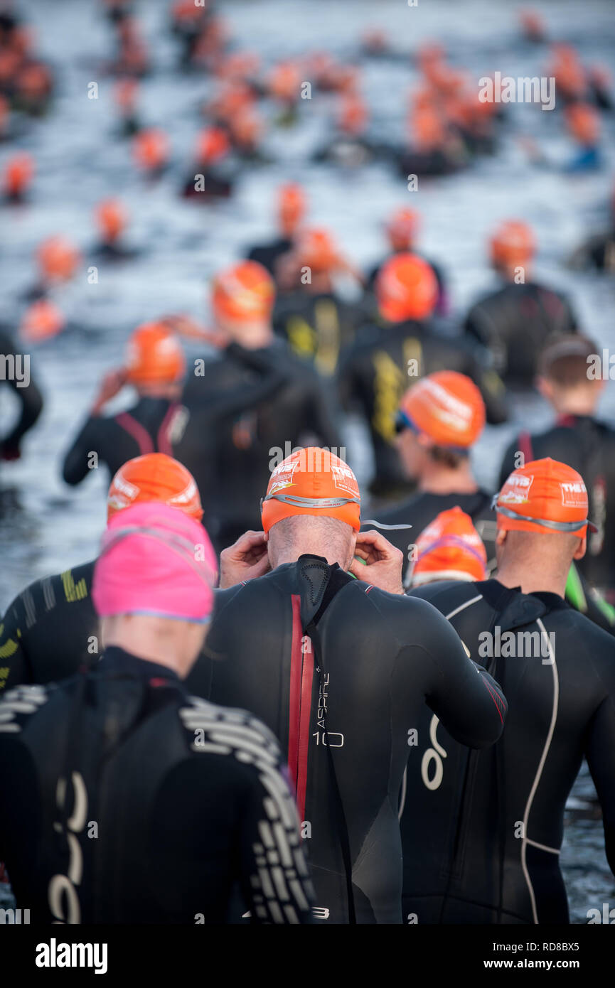 Nuotatori pronti per avviare il Ben Nevis triathlon in loch Linnhe Foto Stock