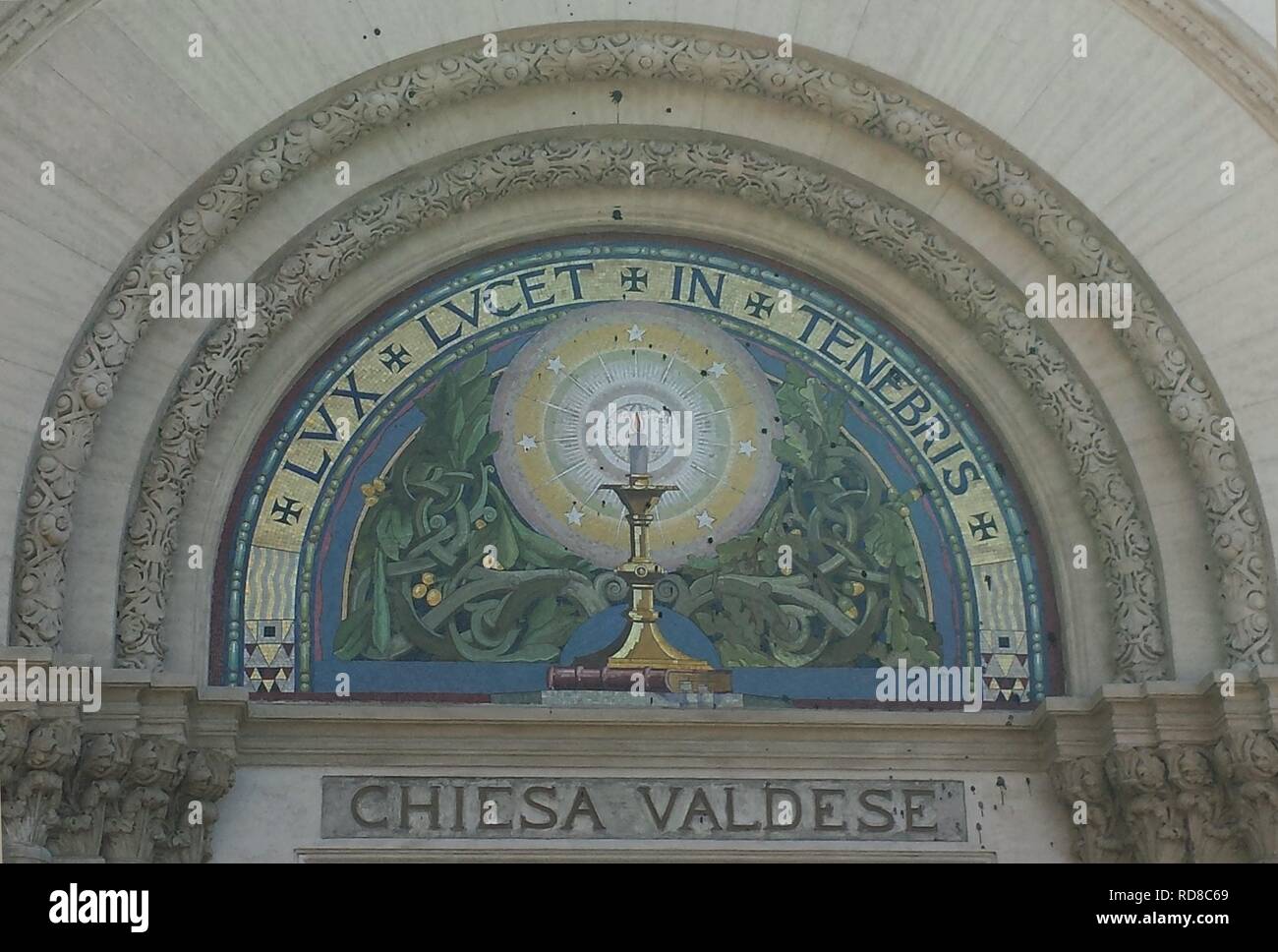 Valdesi simbolo " Lux lucet in tenebris' su il Tempio Valdese di Piazza Cavour a Roma. Museo: Tempio Valdese di Roma. Autore: anonimo. Foto Stock