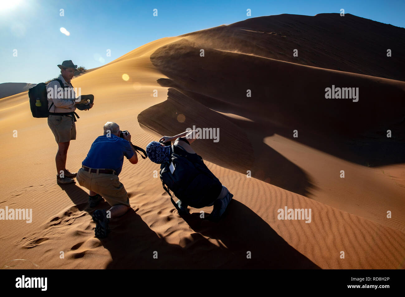 I fotografi scattano foto di Elim Dune in Namib-Naukluft National Park, Namibia, Africa Foto Stock
