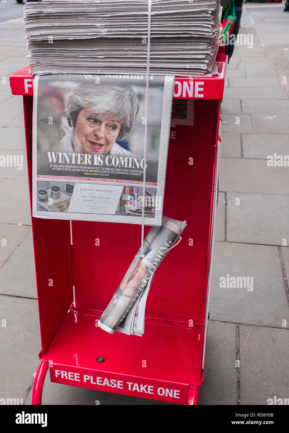 Theresa Maggio,Evening standard titolo di giornale, "inverni provenienti' Evening Standard giornale gratuito distribuito sulle strade di Londra Foto Stock