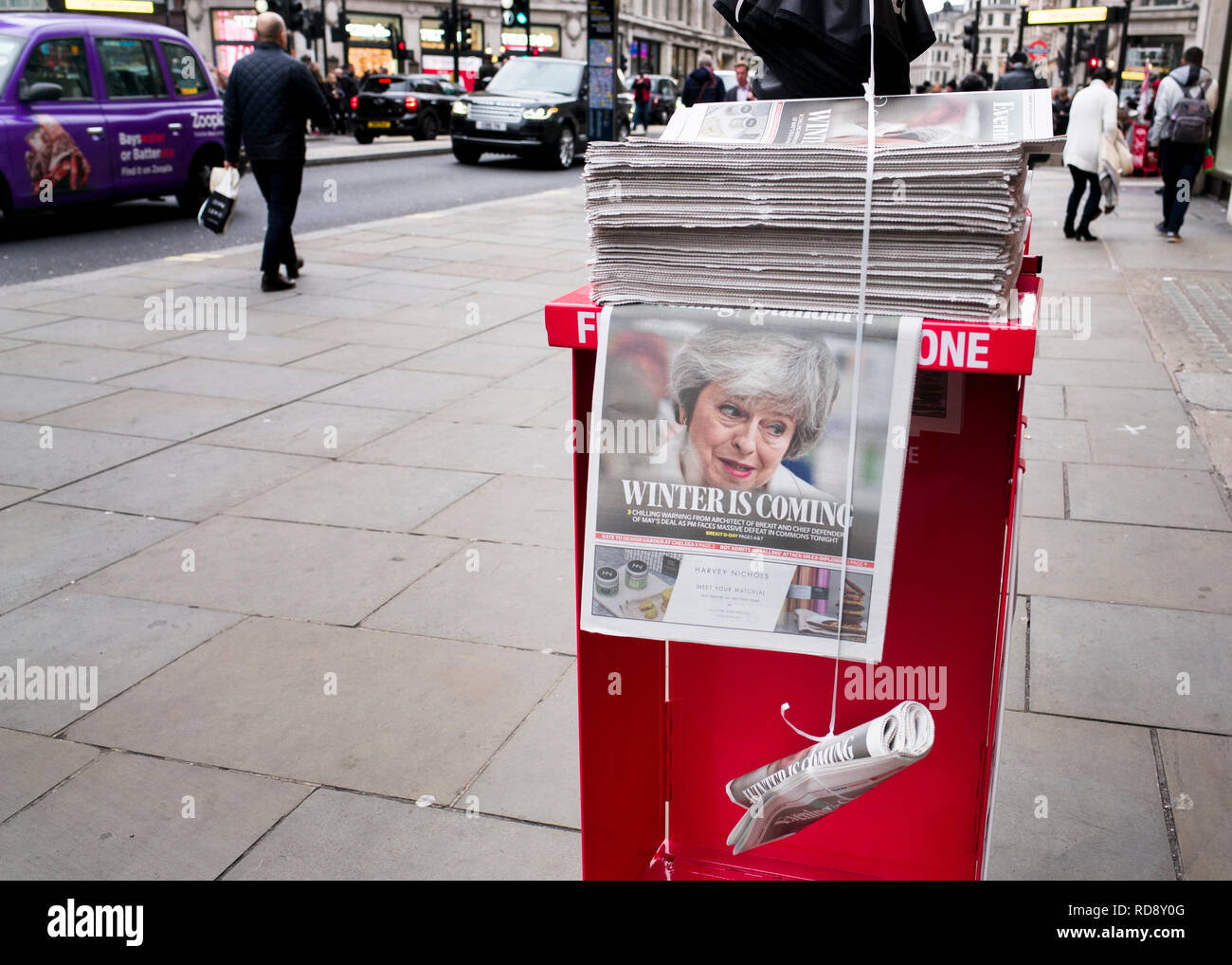 Theresa Maggio,Evening standard titolo di giornale, "inverni provenienti' Evening Standard giornale gratuito distribuito sulle strade di Londra Foto Stock