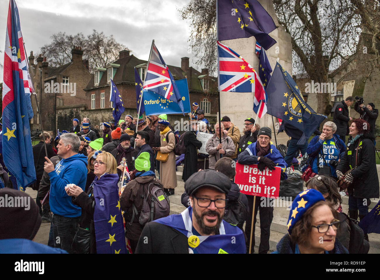 La radio e la TV media e manifestanti su college green opposta a Westminster il giorno di Theresa Maggio del piano brexit sconfitta Foto Stock