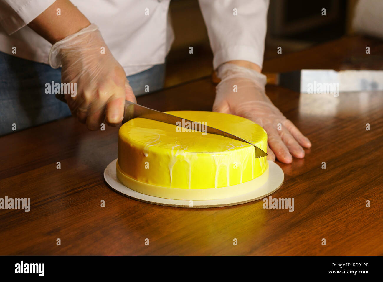 Sfoglia tagliata a metà torta di miele in smalto a specchio. Cucina moderna. Foto Stock