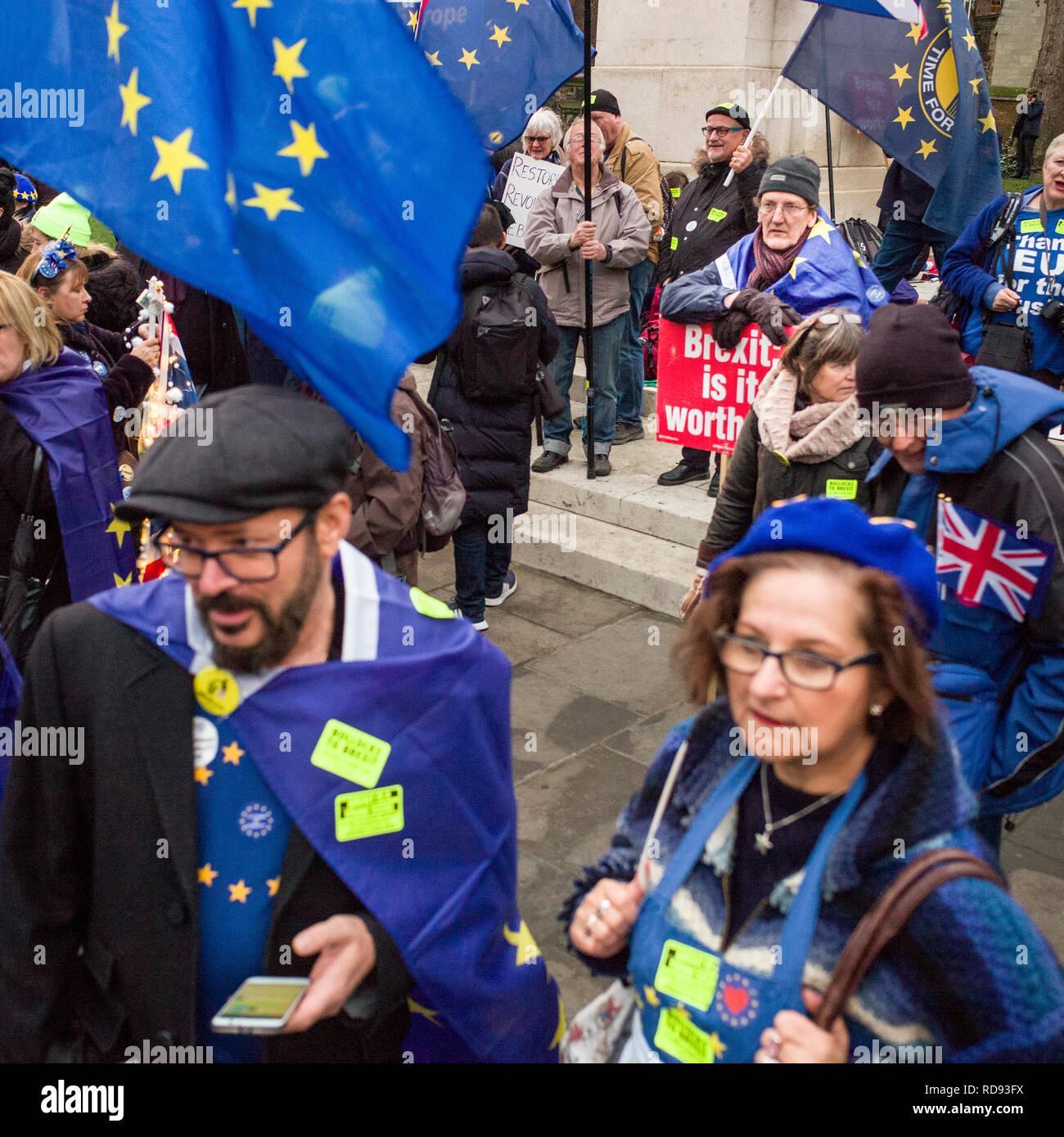 La radio e la TV media e manifestanti su college green opposta a Westminster il giorno di Theresa Maggio del piano brexit sconfitta Foto Stock