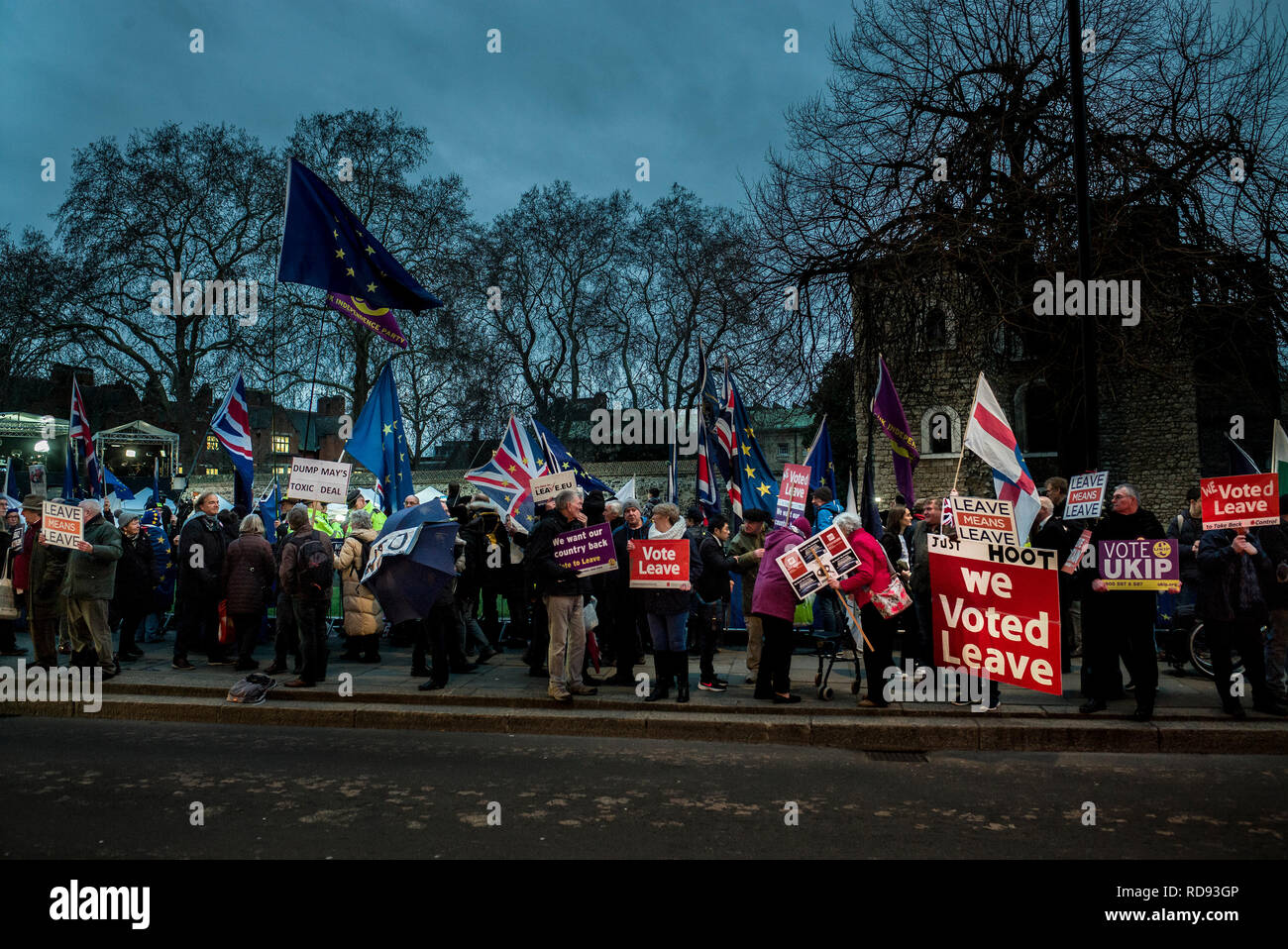 Supporti e manifestanti su college green opposta a Westminster il giorno di Theresa Maggio del piano brexit sconfitta Foto Stock