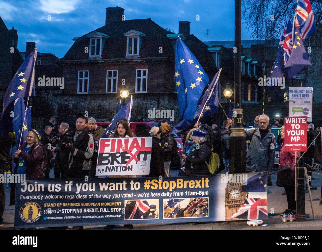 Supporti e manifestanti su college green opposta a Westminster il giorno di Theresa Maggio del piano brexit sconfitta Foto Stock