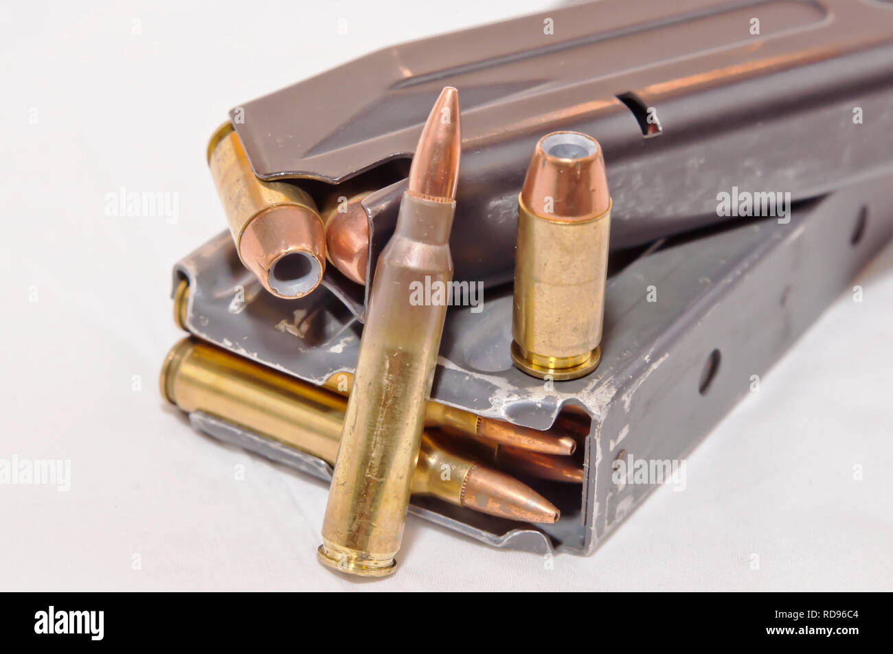 Una pistola caricato rivista con 40 proiettili calibro e un fucile caricato magazine con calibro .223 proiettili lungo con ciascuno di questi proiettili sul mag Foto Stock