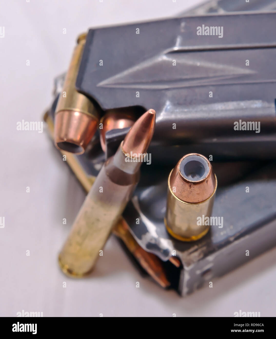 Una pistola caricato rivista con 40 proiettili calibro e un fucile caricato magazine con calibro .223 proiettili lungo con ciascuno di questi proiettili sul mag Foto Stock