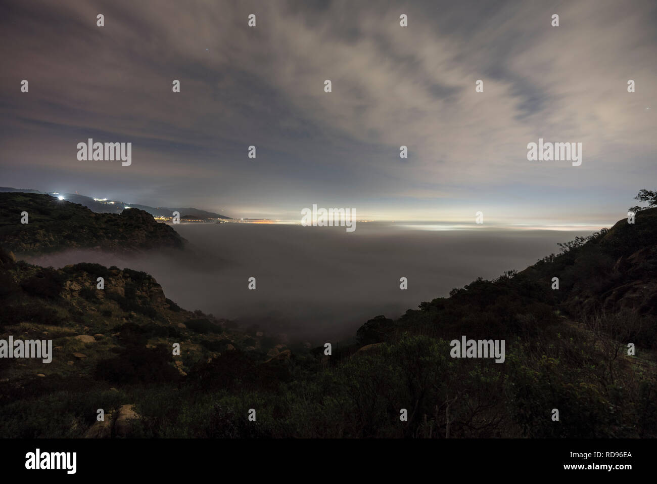 Alba vista verso foggy Porter Ranch in San Fernando Valley Ovest zona di Los Angeles in California del Sud. Foto Stock