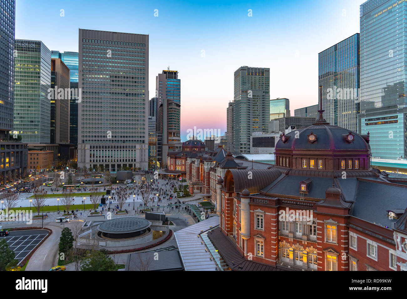 Vista della stazione di Tokyo edificio a Twilight time. Marunouchi business district, Tokyo, Giappone. Foto Stock