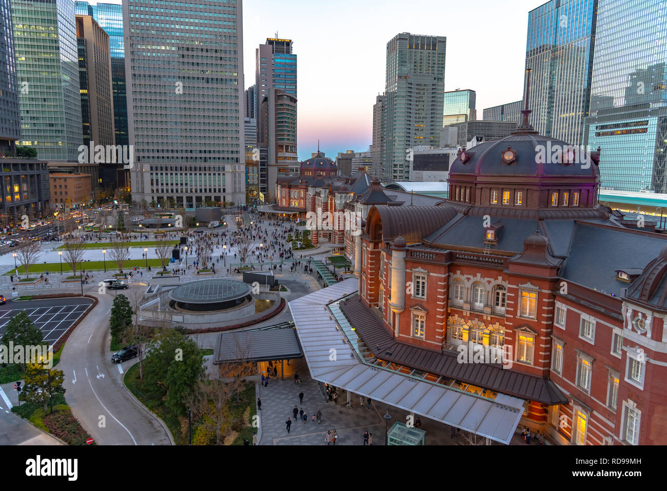 Vista della stazione di Tokyo edificio a Twilight time. Marunouchi business district, Tokyo, Giappone. Foto Stock